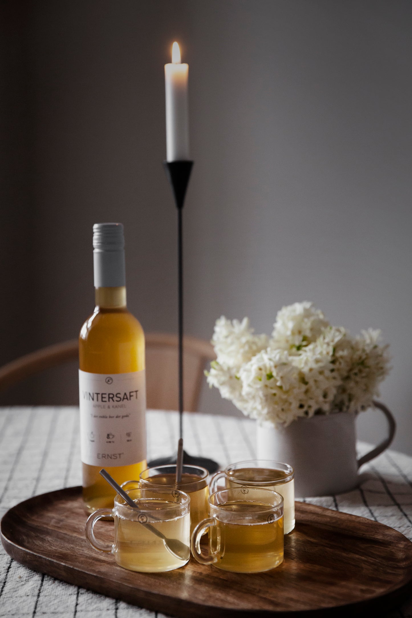 Winterlicher Apfel-Zimt-Saft von Ernst. Aromatisch, alkoholfrei und perfekt für kalte Tage