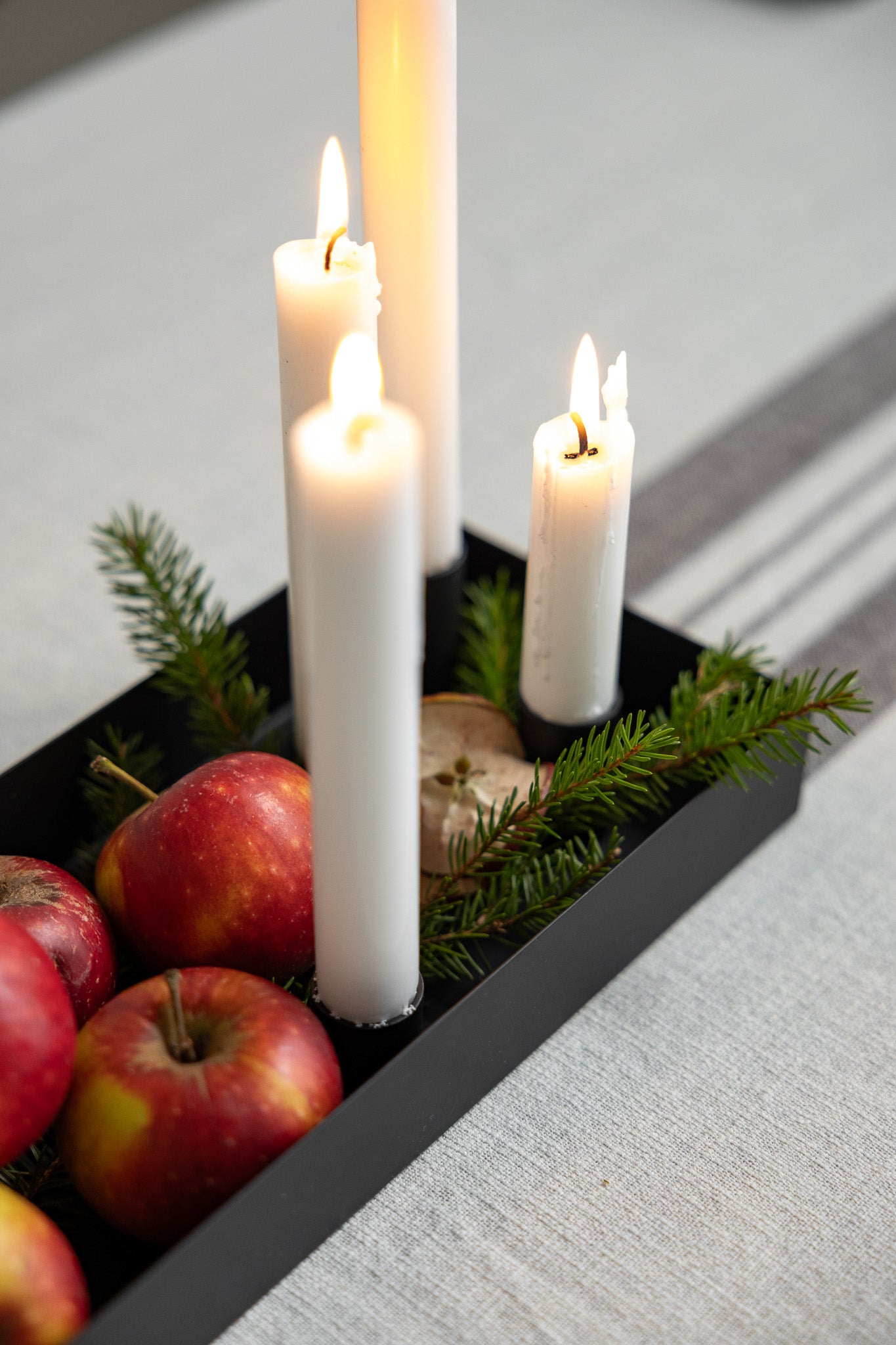 Storefactory Sund Small – eleganter schwarzer Kerzenhalter mit Magnetfunktion. Zeitloses Design, vielseitig kombinierbar.