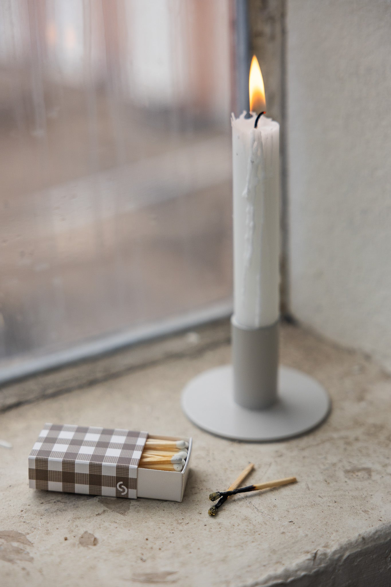 Storefactory Rutan – dekorative Streichholzschachtel mit Karomuster. Praktisch, stilvoll und perfekt für gemütliche Wintermomente.