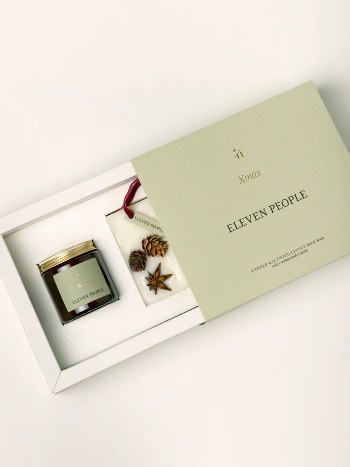 Eleven People Set „X’MAS“ – Handgefertigte Duftkerze & Lufterfrischer. 100 % Sojawachs, vegan & phthalatfrei – perfekt als Weihnachtsgeschenk.