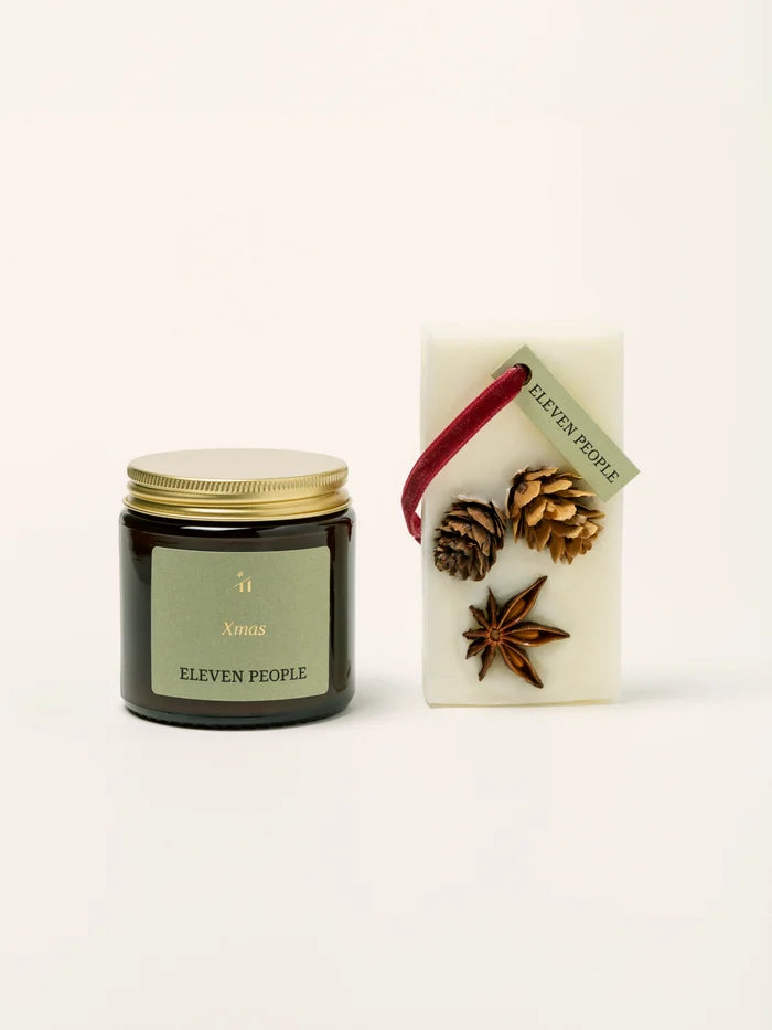 Eleven People Set „X’MAS“ – Handgefertigte Duftkerze & Lufterfrischer. 100 % Sojawachs, vegan & phthalatfrei – perfekt als Weihnachtsgeschenk.