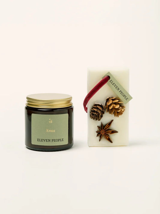 Eleven People Set „X’MAS“ – Handgefertigte Duftkerze & Lufterfrischer. 100 % Sojawachs, vegan & phthalatfrei – perfekt als Weihnachtsgeschenk.