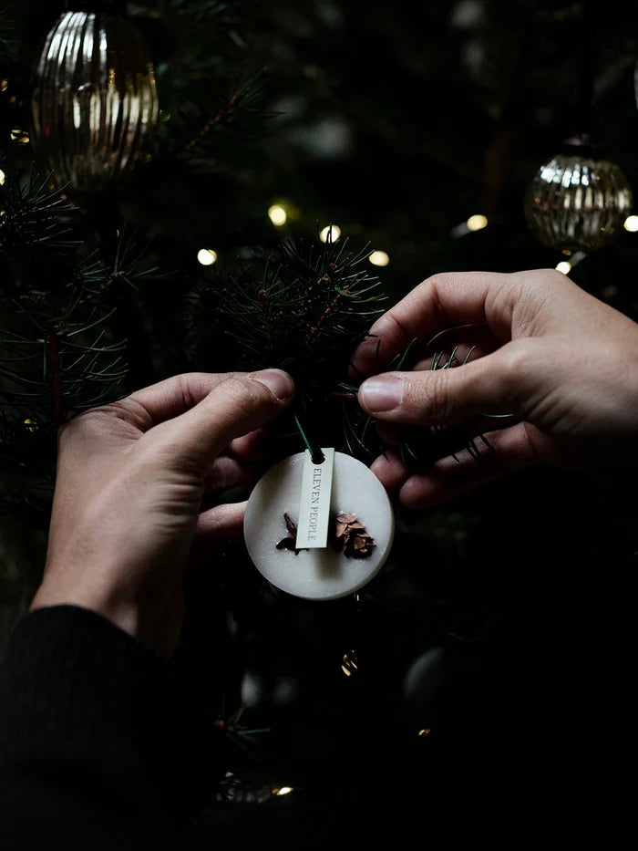 Eleven People Set „X’MAS“ – Handgefertigte Duftkerze & Lufterfrischer. 100 % Sojawachs, vegan & phthalatfrei – perfekt als Weihnachtsgeschenk.