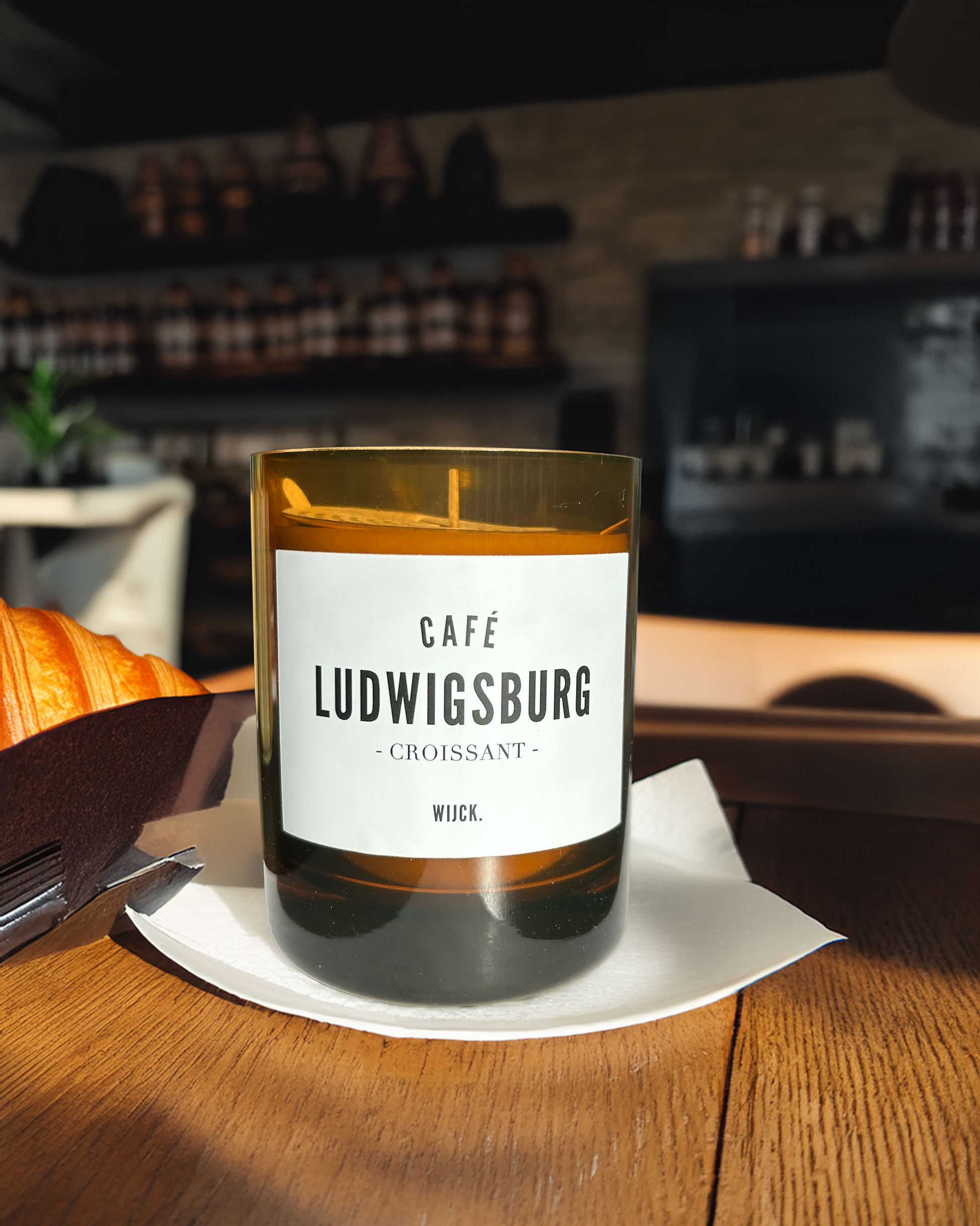 Exklusive Duftkerze WIJCK. Café Ludwigsburg – Duft von Croissant, Vanille & Espresso. Handgeblasenes Glas, 100 % Sojawachs, 60 Stunden Brenndauer.