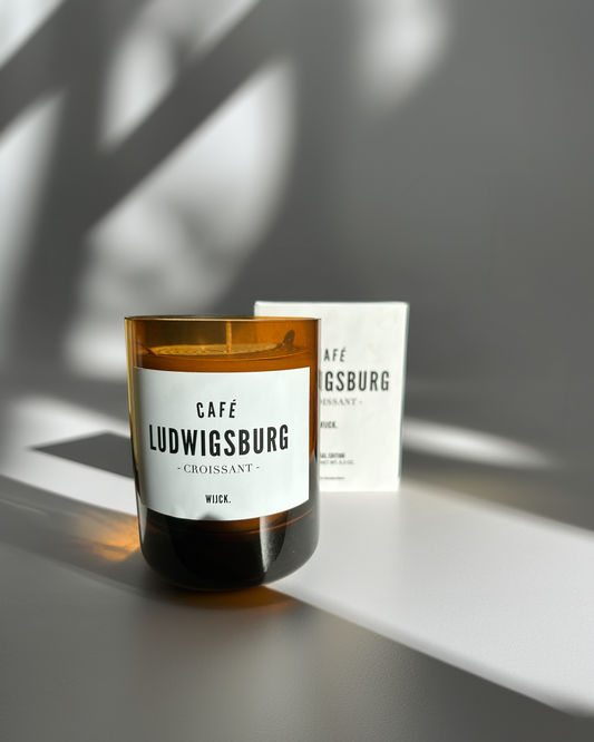 Exklusive Duftkerze WIJCK. Café Ludwigsburg – Duft von Croissant, Vanille & Espresso. Handgeblasenes Glas, 100 % Sojawachs, 60 Stunden Brenndauer.