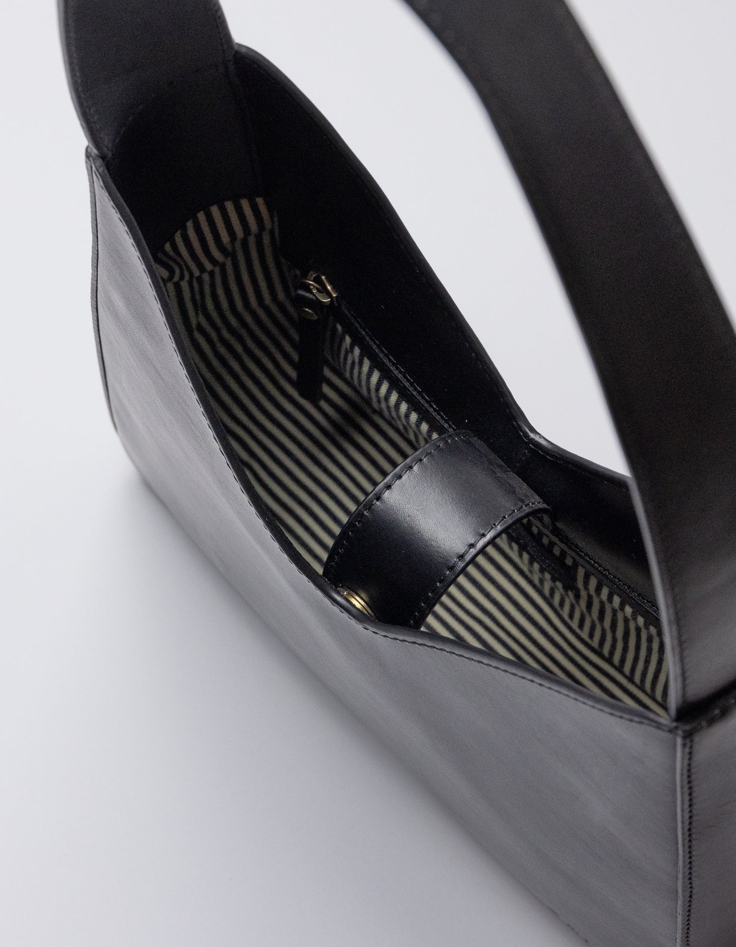 Vicky - Black - Classic Leather