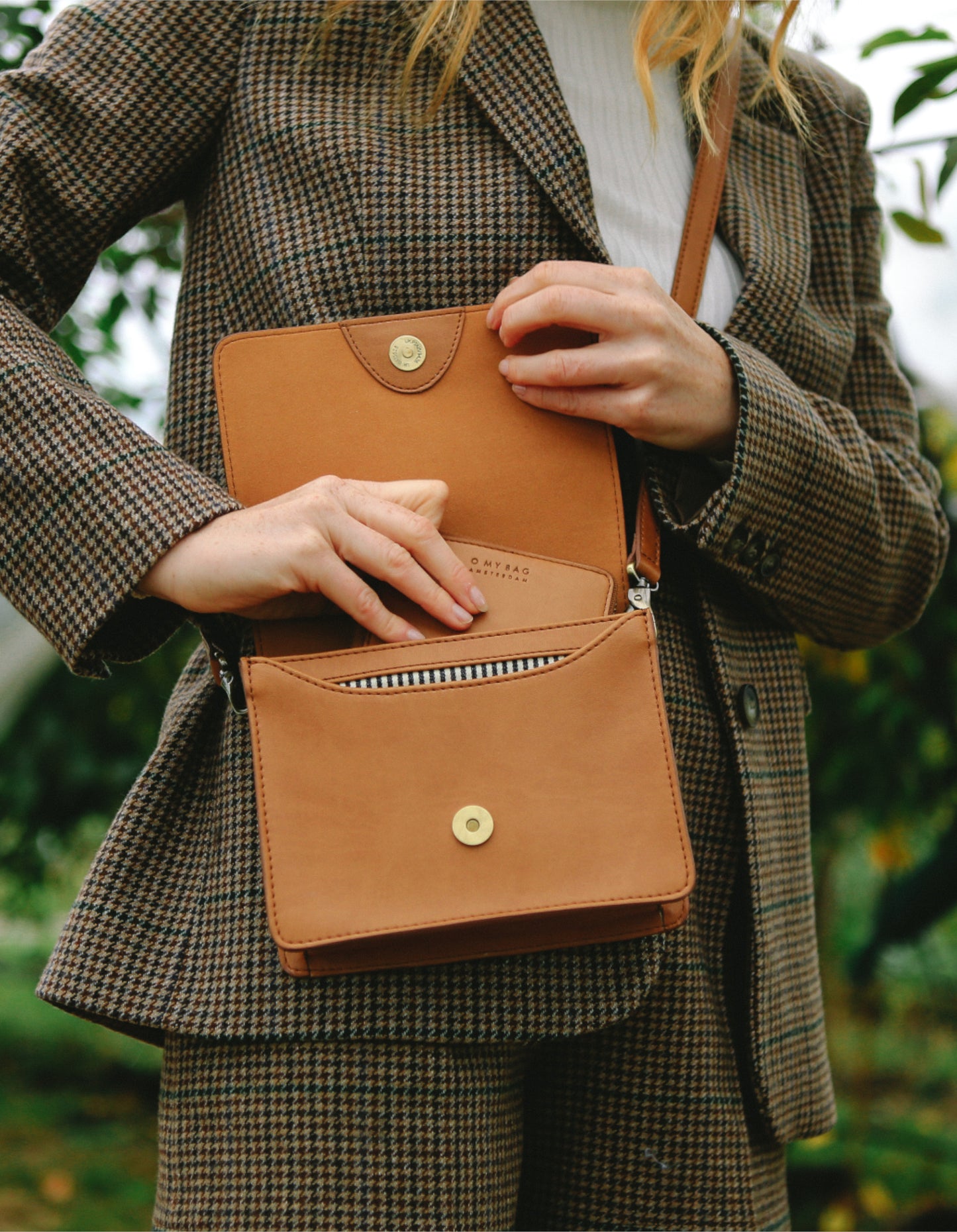 Audrey Mini Cognac Vegan Uppeal™ - Checkered Strap