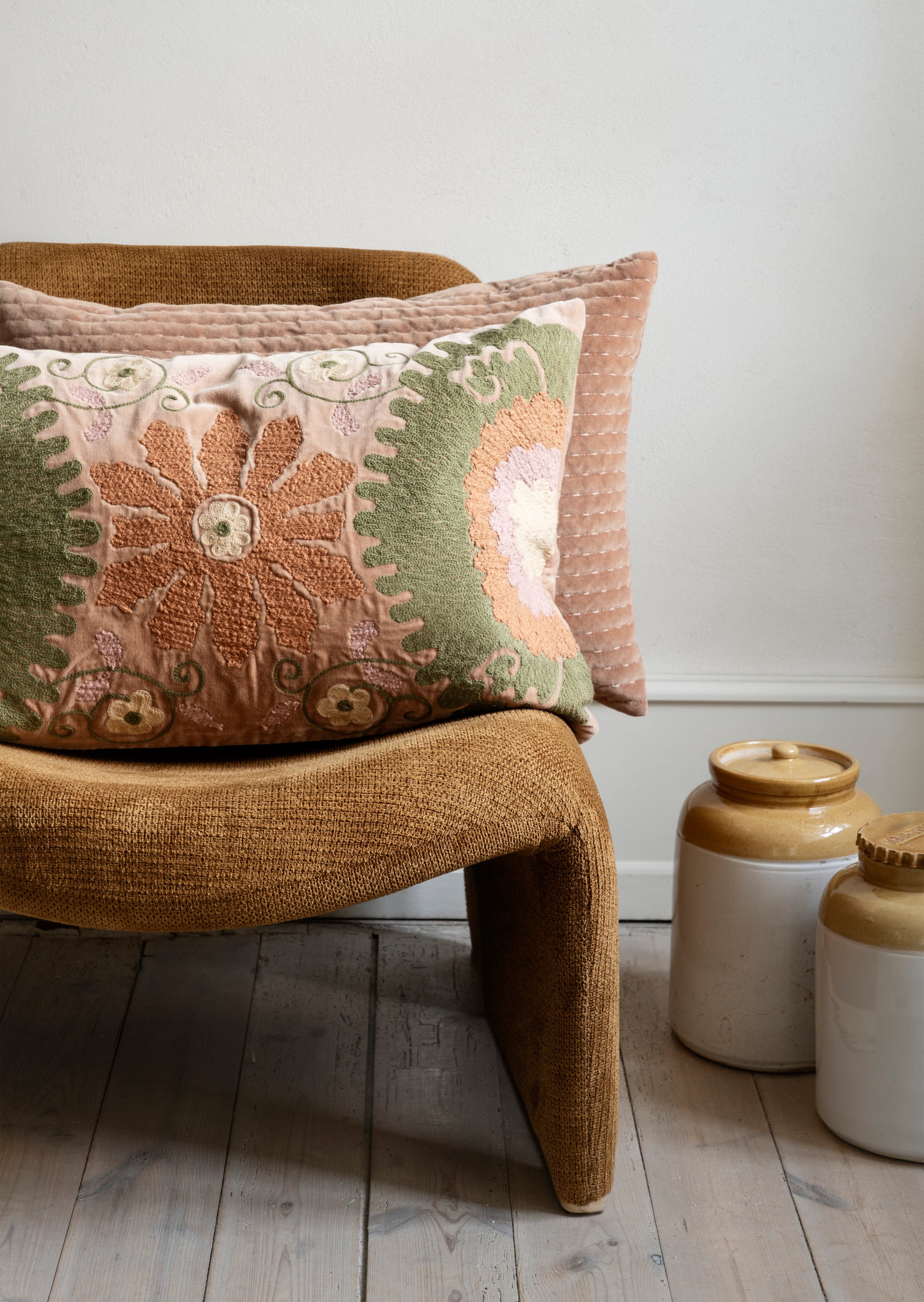 EMBROIDERED VELVET CUSHION COVER - madam Stoltz, besticktes Kissen aus Baumwollsamt