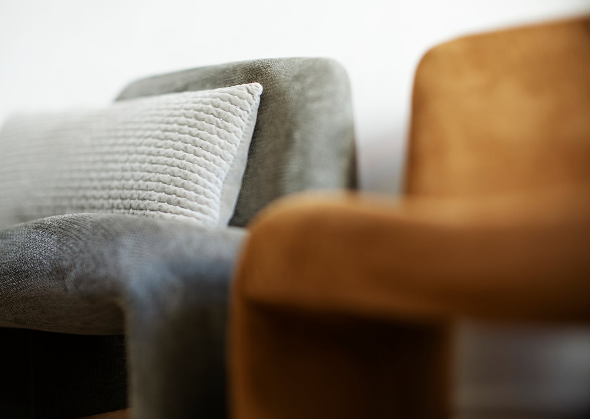 Madam Stoltz - Lounge Chair aus Samt – Amber, Retrosessel