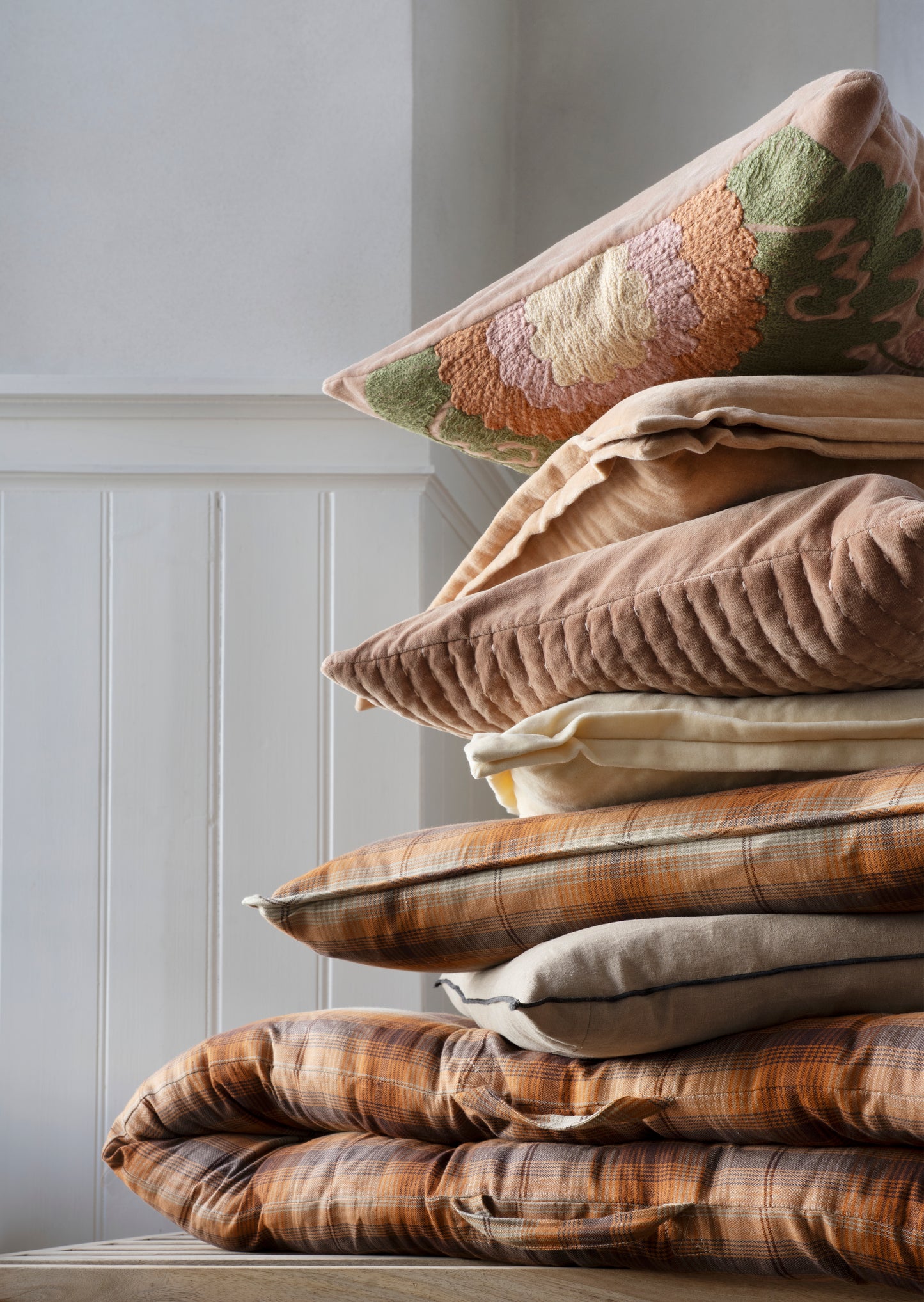 EMBROIDERED VELVET CUSHION COVER - madam Stoltz, besticktes Kissen aus Baumwollsamt