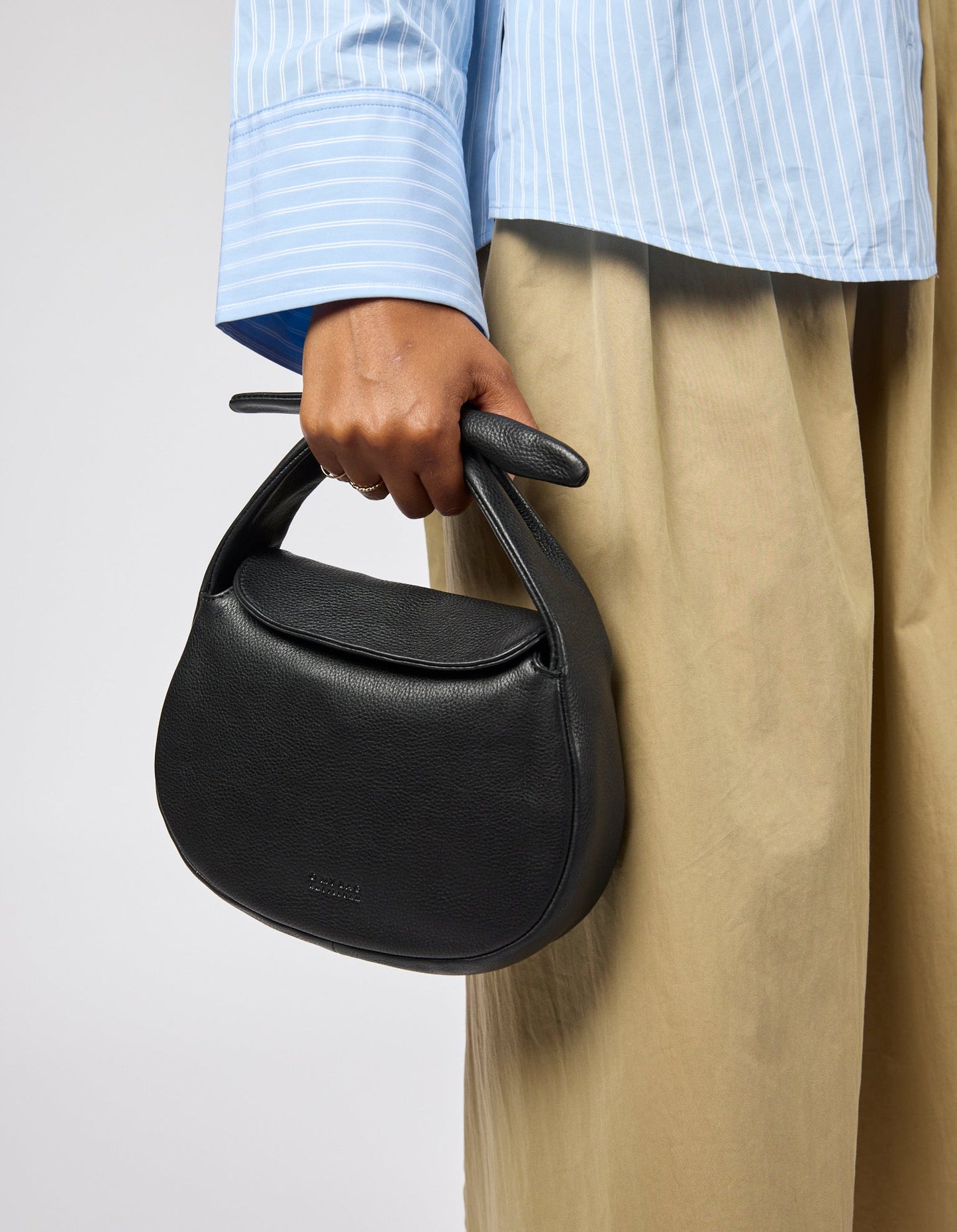 O My Bag Coco Croissant – Handtasche aus Soft Grain Leder mit Bow Handle & Crossbody Strap
