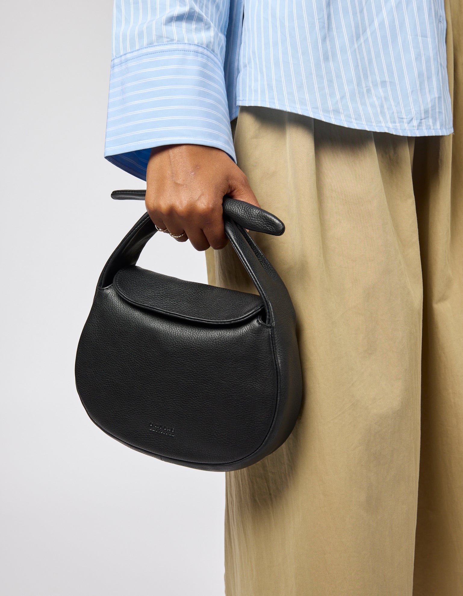O My Bag Coco Croissant – Handtasche aus Soft Grain Leder mit Bow Handle & Crossbody Strap