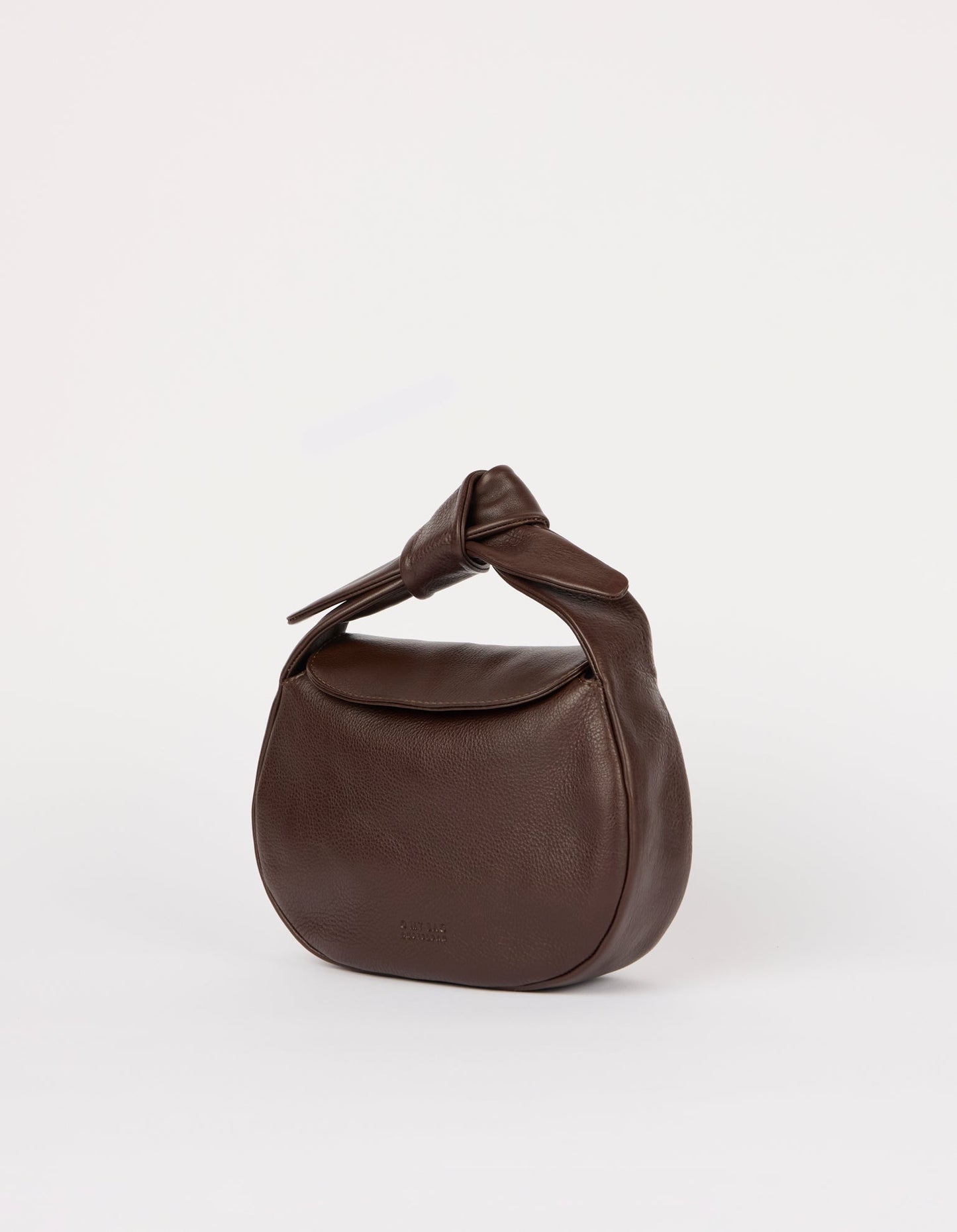 O My Bag Coco Croissant – Handtasche aus Soft Grain Leder mit Bow Handle & Crossbody Strap. Pariser Charme trifft auf praktische Eleganz.