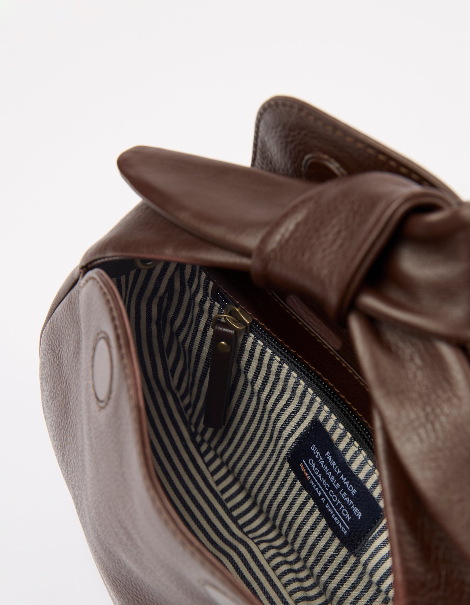 O My Bag Coco Croissant – Handtasche aus Soft Grain Leder mit Bow Handle & Crossbody Strap. Pariser Charme trifft auf praktische Eleganz.