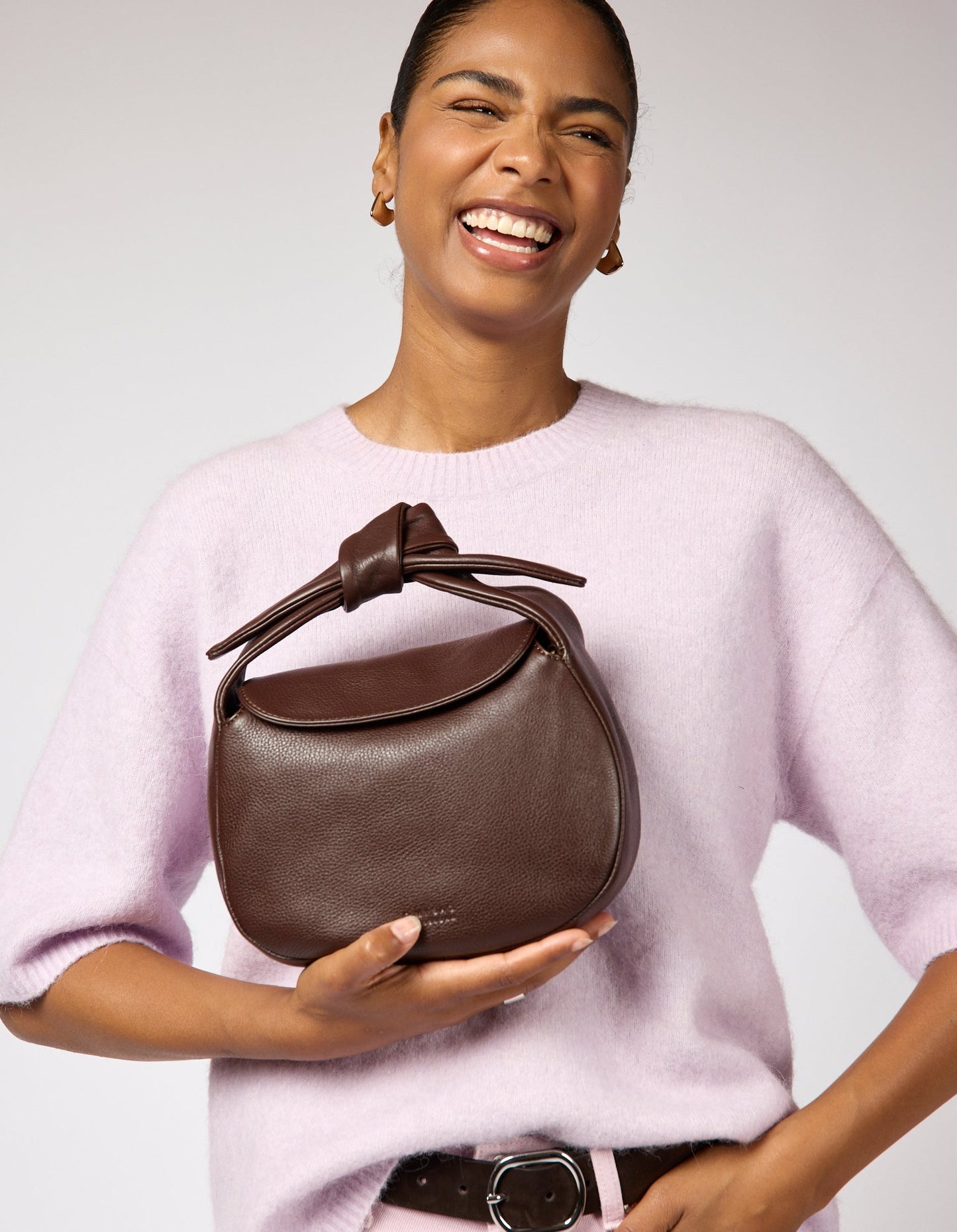 O My Bag Coco Croissant – Handtasche aus Soft Grain Leder mit Bow Handle & Crossbody Strap. Pariser Charme trifft auf praktische Eleganz.