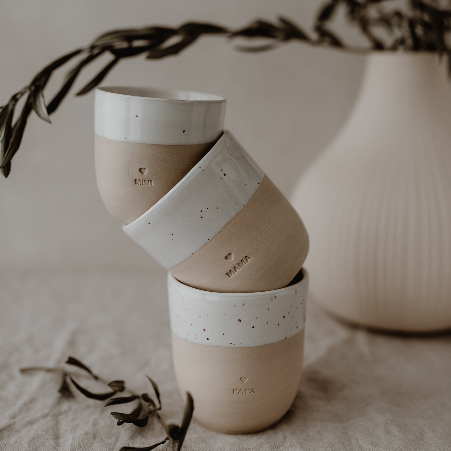 Eulenschnitt Becher Mama – hochwertiger Keramikbecher mit Aufschrift. Schlicht, stilvoll und praktisch. Perfekt als Geschenk für alla Mamas.