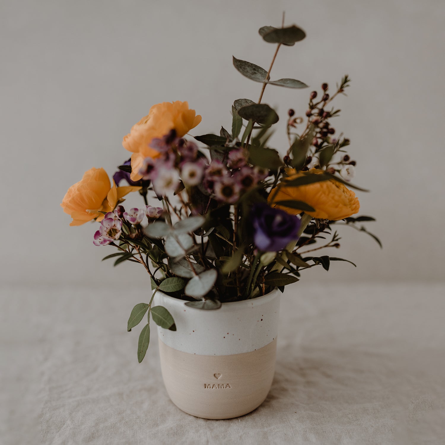 Eulenschnitt Becher Mama – hochwertiger Keramikbecher mit Aufschrift. Schlicht, stilvoll und praktisch. Perfekt als Geschenk für alla Mamas.
