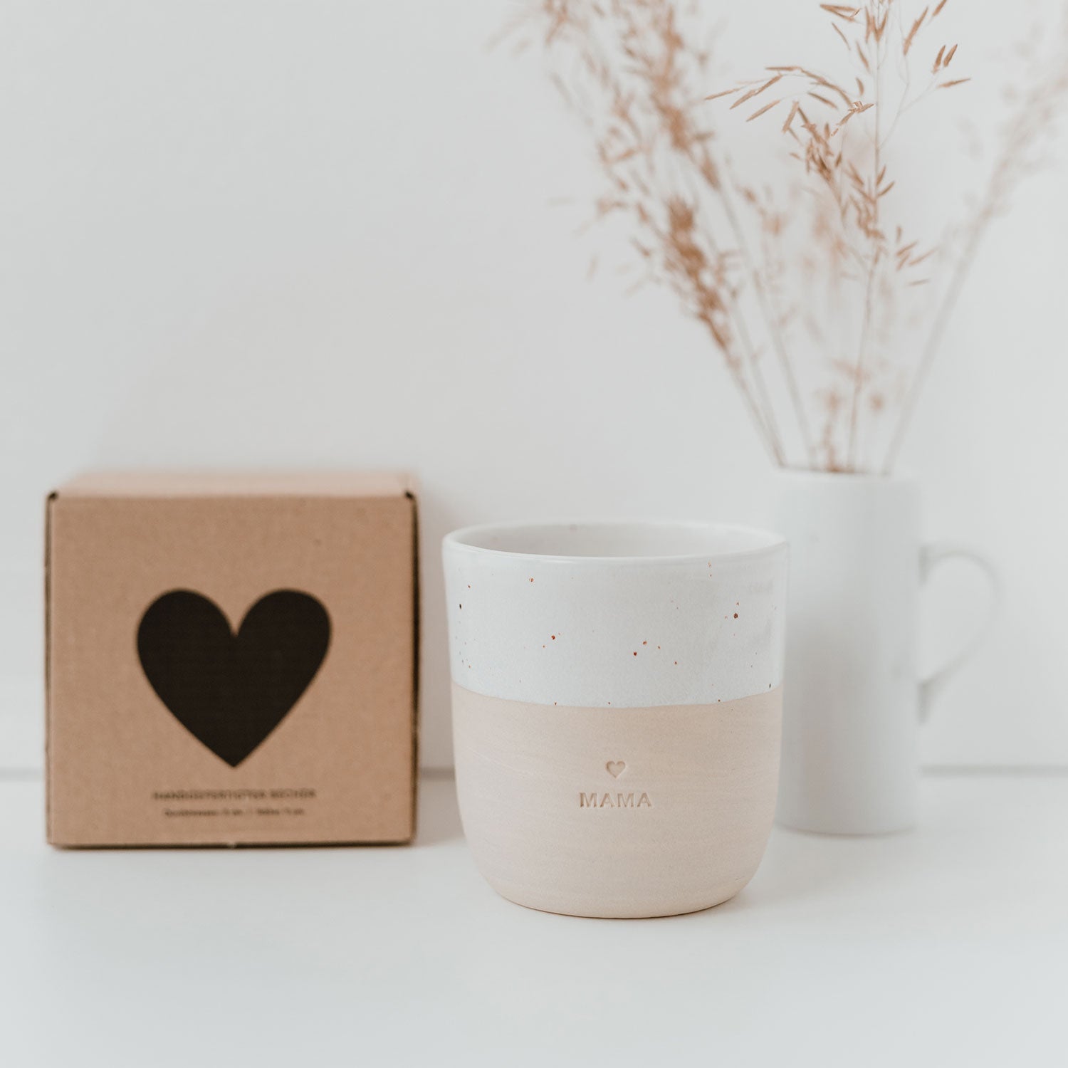 Eulenschnitt Becher Mama – hochwertiger Keramikbecher mit Aufschrift. Schlicht, stilvoll und praktisch. Perfekt als Geschenk für alla Mamas.