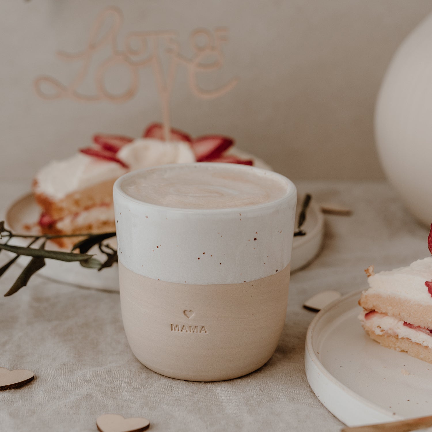 Eulenschnitt Becher Mama – hochwertiger Keramikbecher mit Aufschrift. Schlicht, stilvoll und praktisch. Perfekt als Geschenk für alla Mamas.