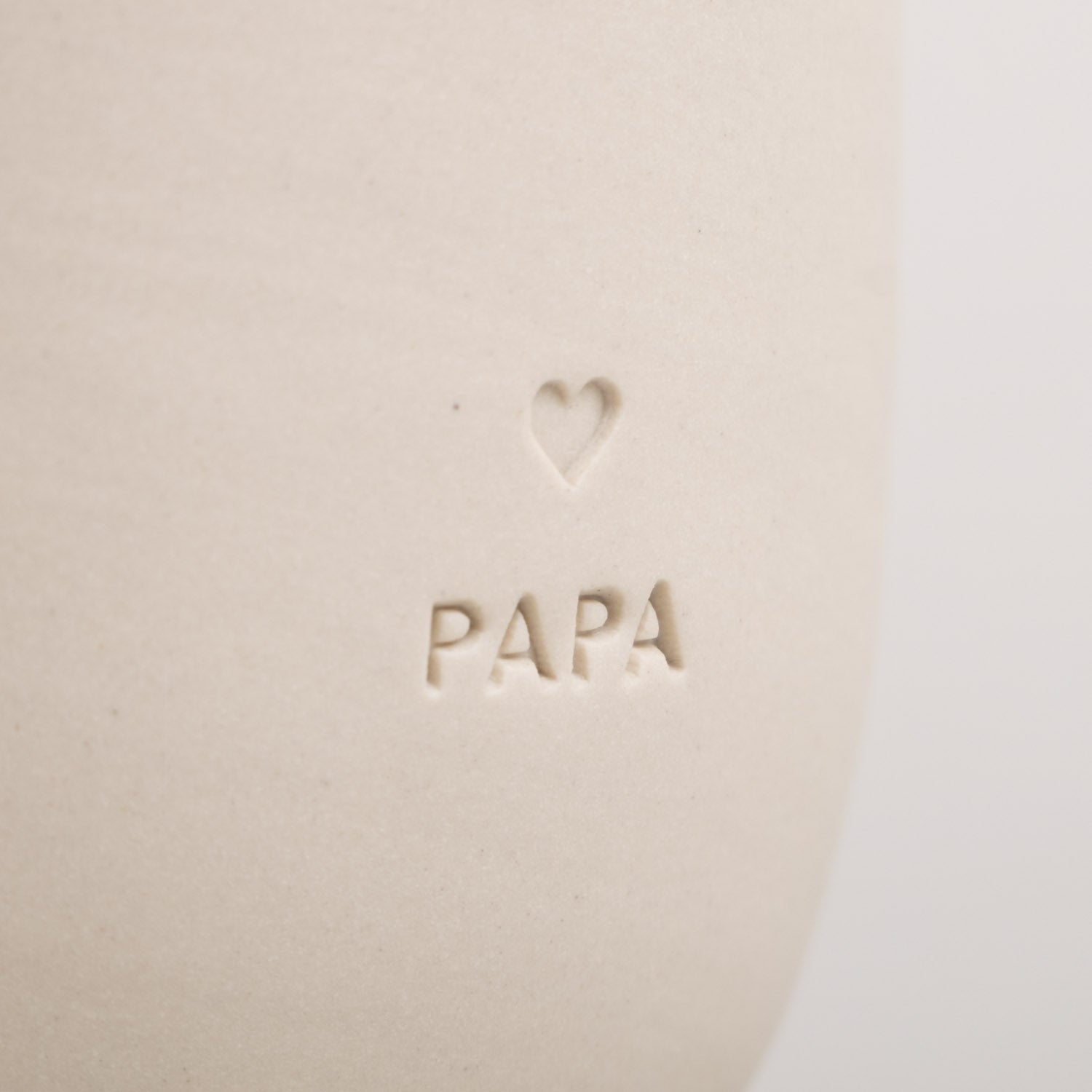 Eulenschnitt Becher Papa – Keramikbecher mit Schriftzug. Schlichtes Design & hochwertig verarbeitet. Perfekt als Geschenk für alle Väter.