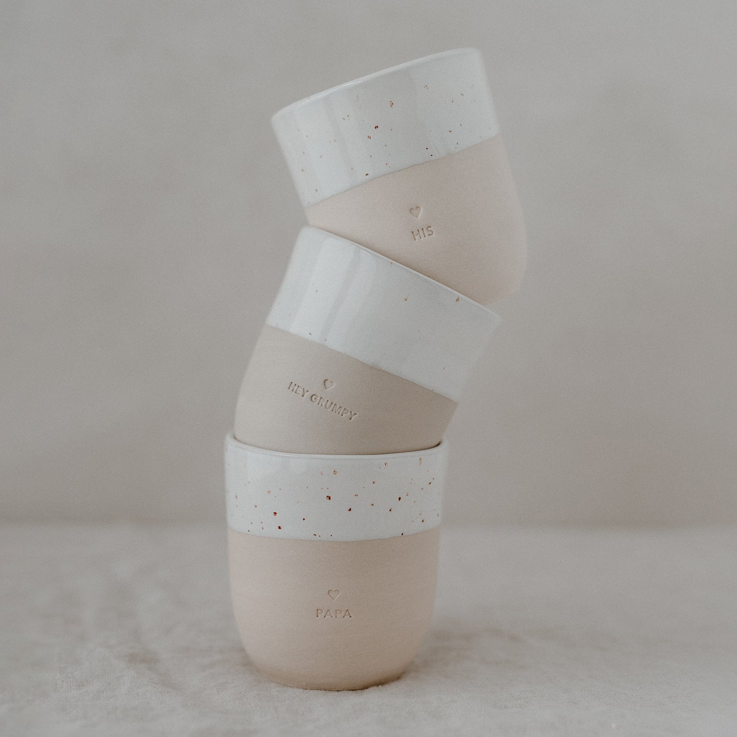 Eulenschnitt Becher Papa – Keramikbecher mit Schriftzug. Schlichtes Design & hochwertig verarbeitet. Perfekt als Geschenk für alle Väter.