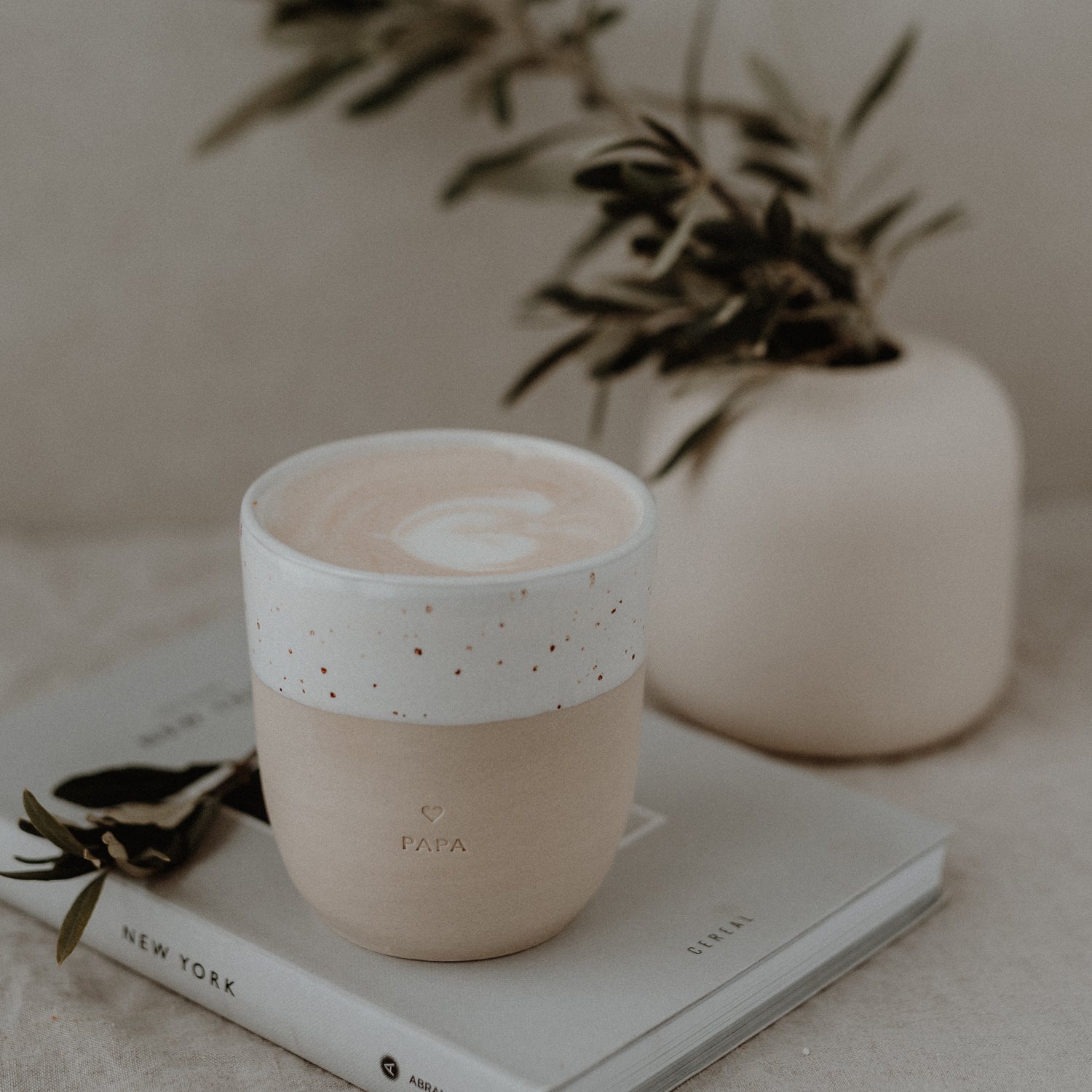 Eulenschnitt Becher Papa – Keramikbecher mit Schriftzug. Schlichtes Design & hochwertig verarbeitet. Perfekt als Geschenk für alle Väter.