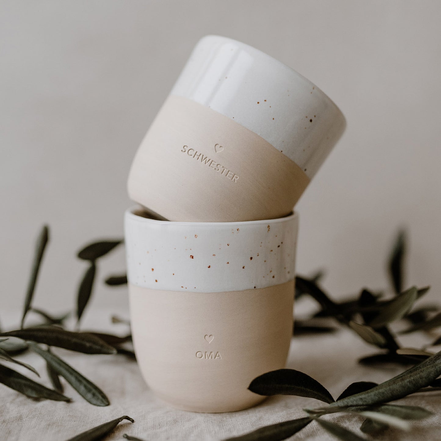 Eulenschnitt Becher Oma – hochwertiger Keramikbecher mit Aufschrift. Praktisch, schlicht,  liebevoll und perfekt als Geschenk.