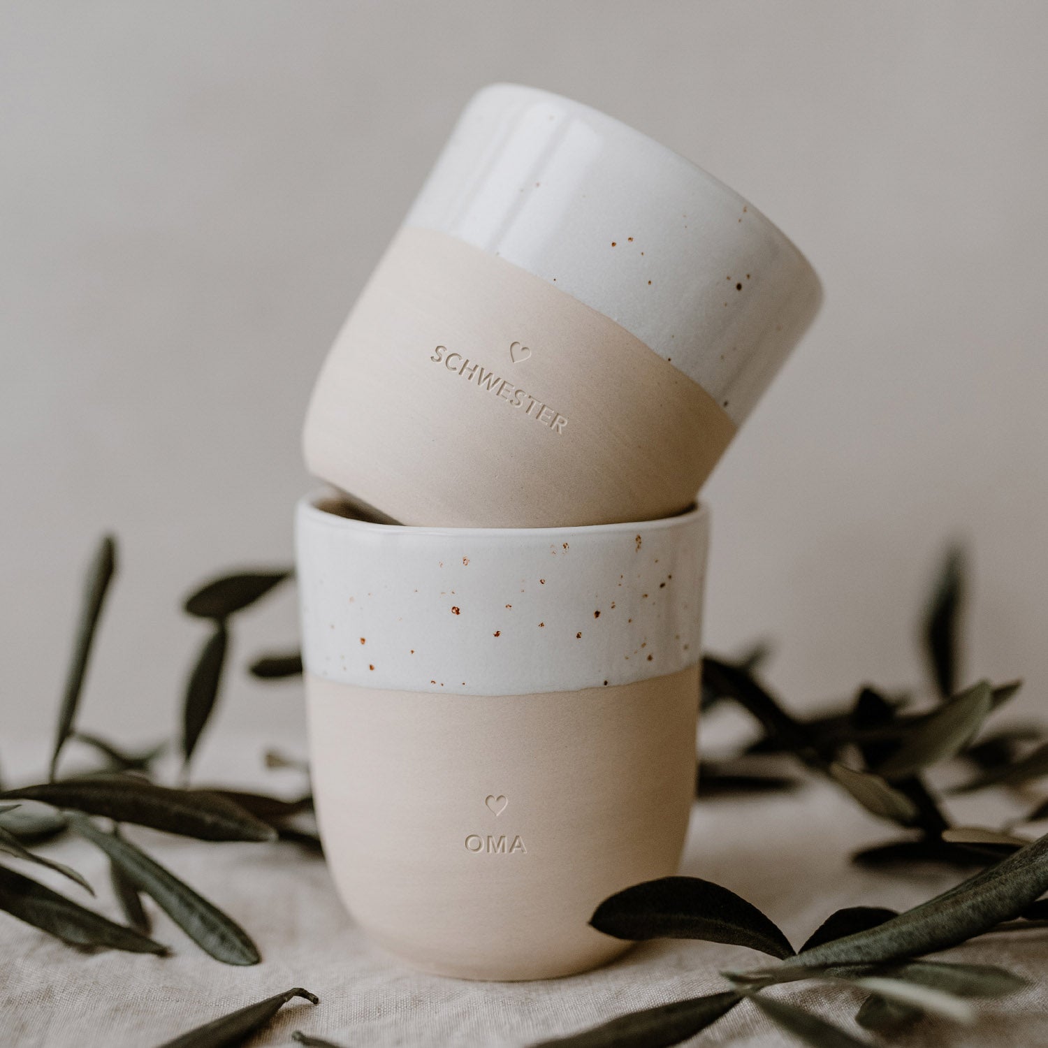 Eulenschnitt Becher Oma – hochwertiger Keramikbecher mit Aufschrift. Praktisch, schlicht,  liebevoll und perfekt als Geschenk.