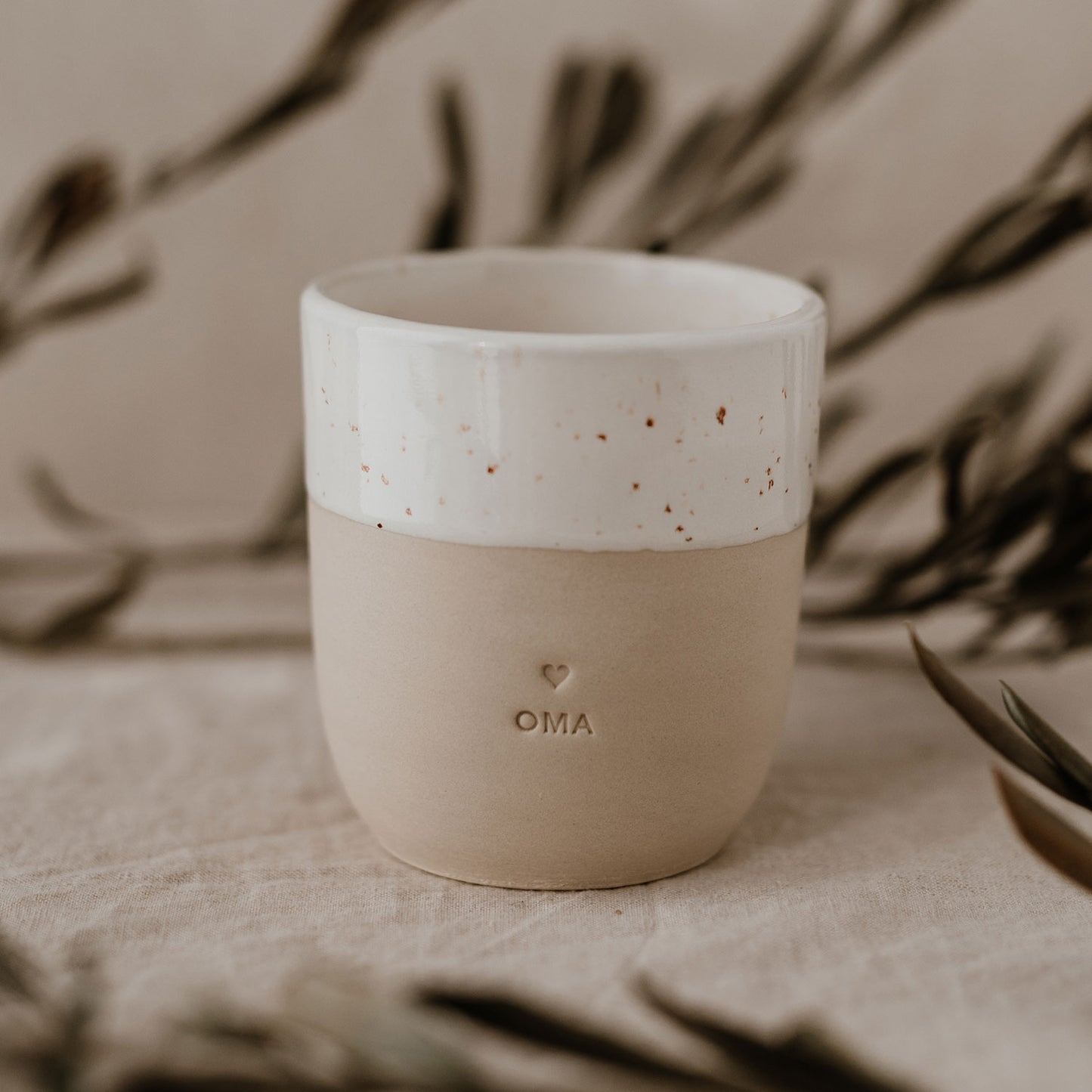 Eulenschnitt Becher Oma – hochwertiger Keramikbecher mit Aufschrift. Praktisch, schlicht,  liebevoll und perfekt als Geschenk.
