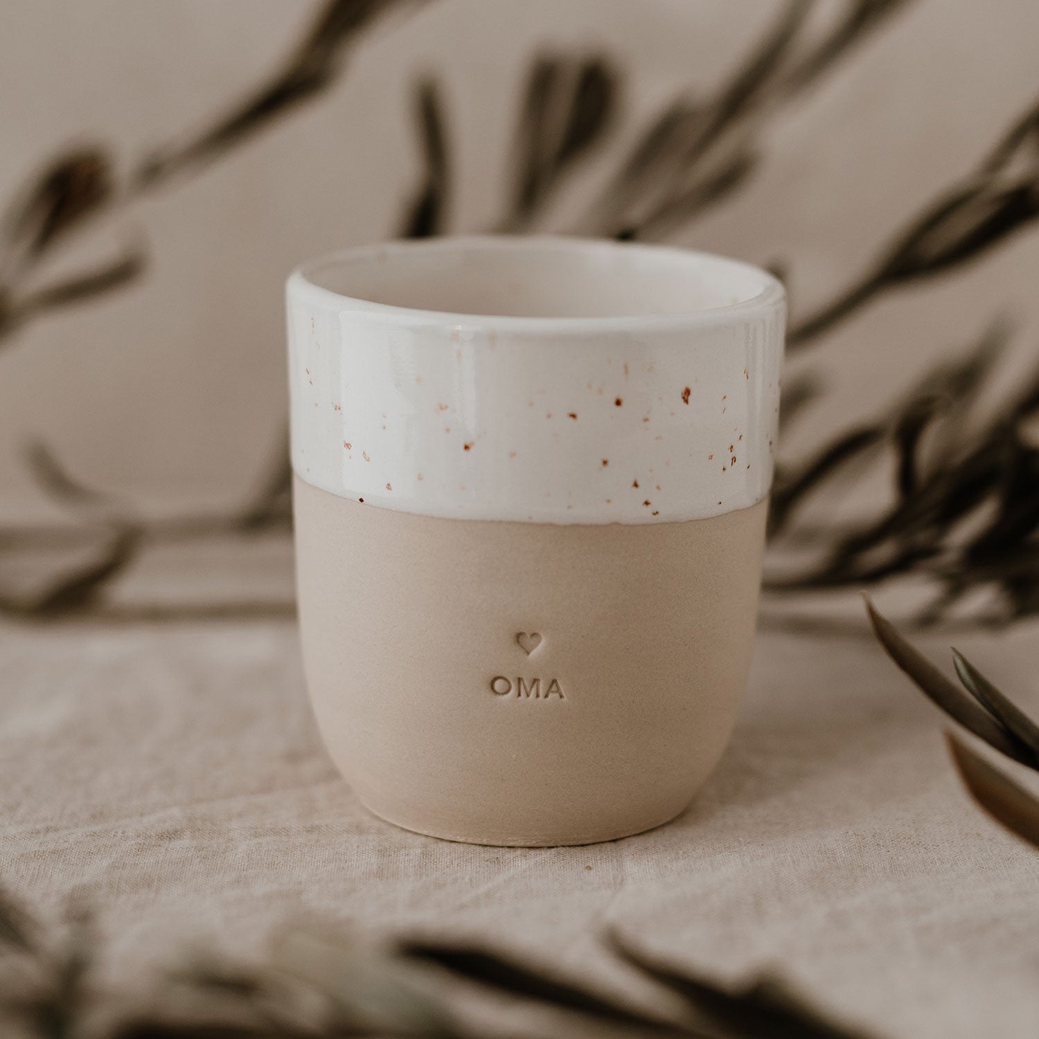 Eulenschnitt Becher Oma – hochwertiger Keramikbecher mit Aufschrift. Praktisch, schlicht,  liebevoll und perfekt als Geschenk.