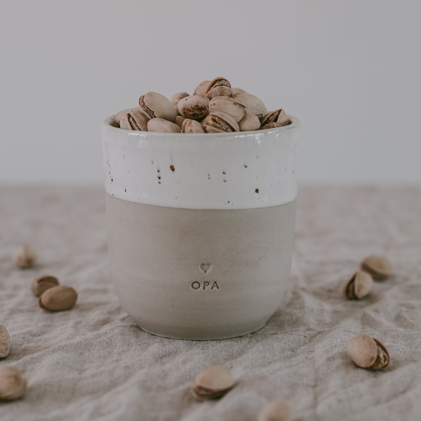 Eulenschnitt Becher Opa – Keramikbecher mit Aufschrift. Hochwertig verarbeitet, handgemacht & spülmaschinenfest.
