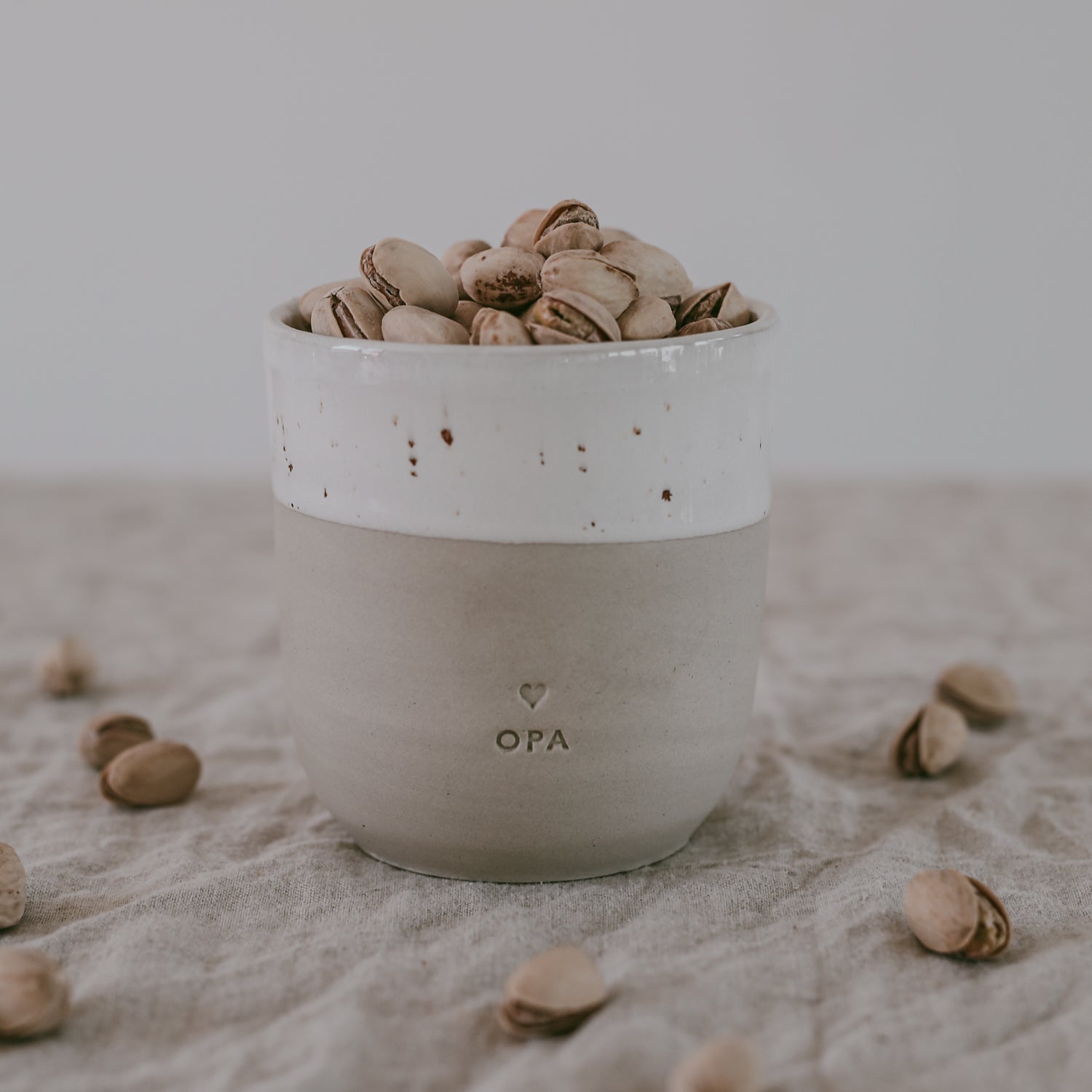 Eulenschnitt Becher Opa – Keramikbecher mit Aufschrift. Hochwertig verarbeitet, handgemacht & spülmaschinenfest.