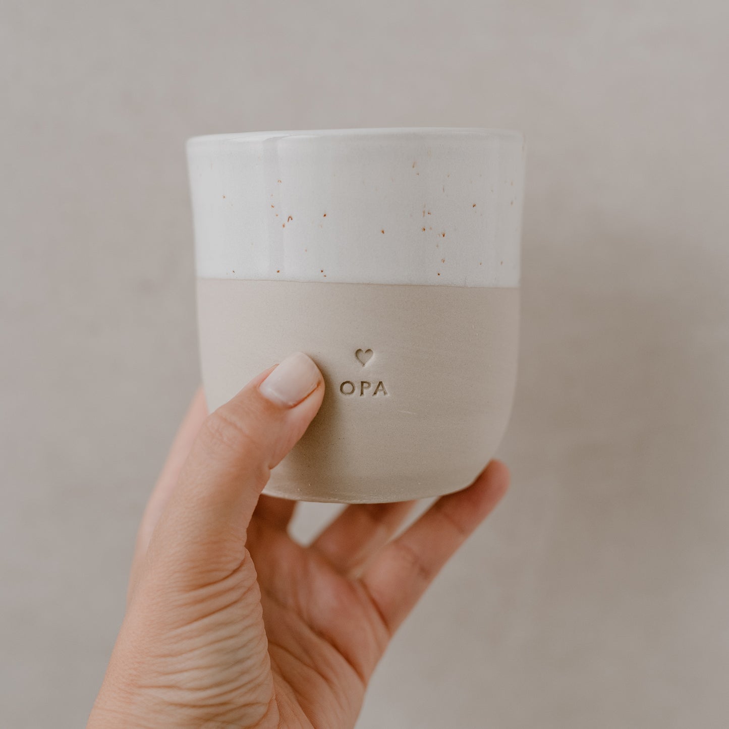 Eulenschnitt Becher Opa – Keramikbecher mit Aufschrift. Hochwertig verarbeitet, handgemacht & spülmaschinenfest.