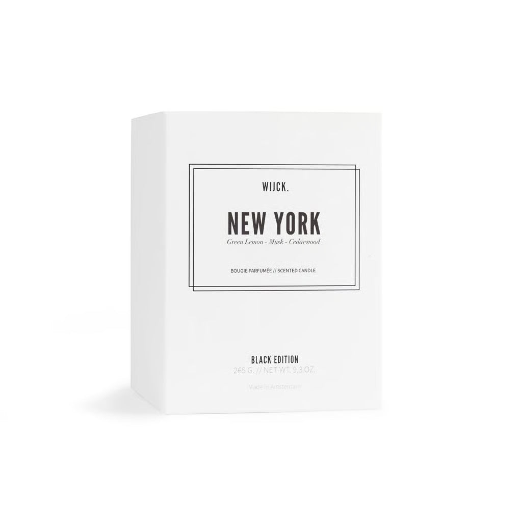 WIJCK. Duftkerze New York – handgegossene Sojawachs-Kerze im rauchschwarzen Glas. Floraler, urbaner Duft mit Noten von Leder, Blumen & Holz. Bis zu 60 Stunden Brenndauer.