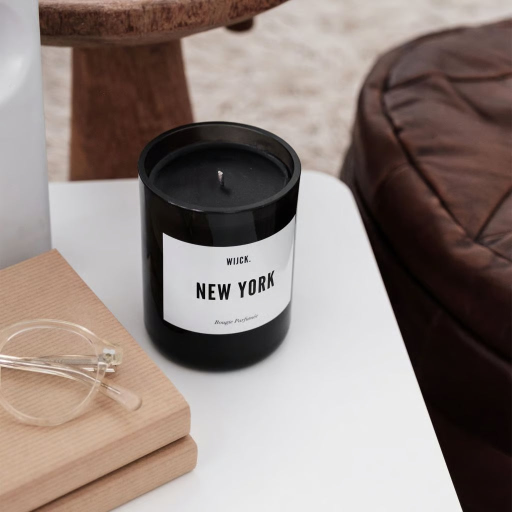 WIJCK. Duftkerze New York – handgegossene Sojawachs-Kerze im rauchschwarzen Glas. Floraler, urbaner Duft mit Noten von Leder, Blumen & Holz. Bis zu 60 Stunden Brenndauer.