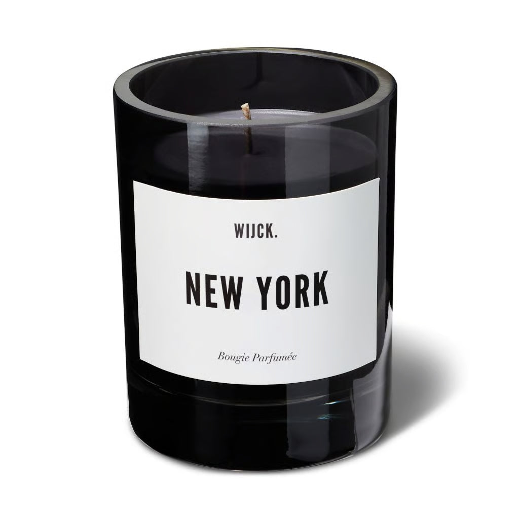 WIJCK. Duftkerze New York – handgegossene Sojawachs-Kerze im rauchschwarzen Glas. Floraler, urbaner Duft mit Noten von Leder, Blumen & Holz. Bis zu 60 Stunden Brenndauer.