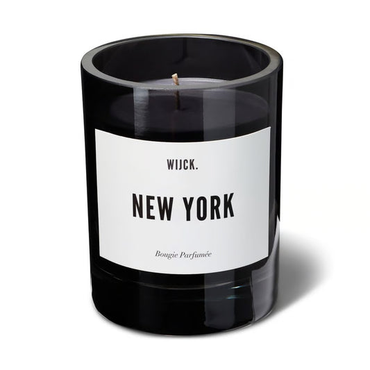 WIJCK. Duftkerze New York – handgegossene Sojawachs-Kerze im rauchschwarzen Glas. Floraler, urbaner Duft mit Noten von Leder, Blumen & Holz. Bis zu 60 Stunden Brenndauer.
