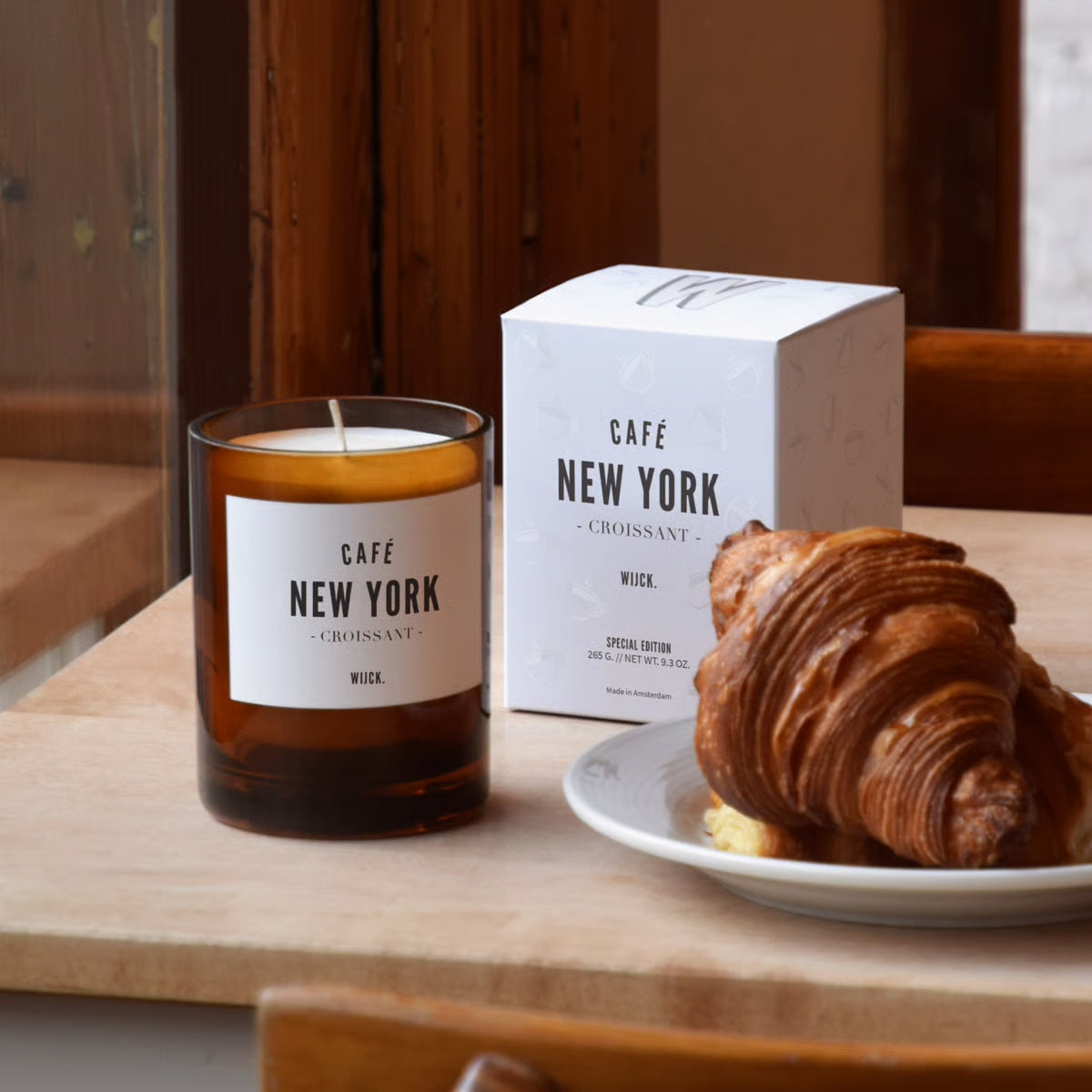 Exklusive Duftkerze WIJCK. Café Ludwigsburg – Duft von Croissant, Vanille & Espresso. Handgeblasenes Glas, 100 % Sojawachs, 60 Stunden Brenndauer.
