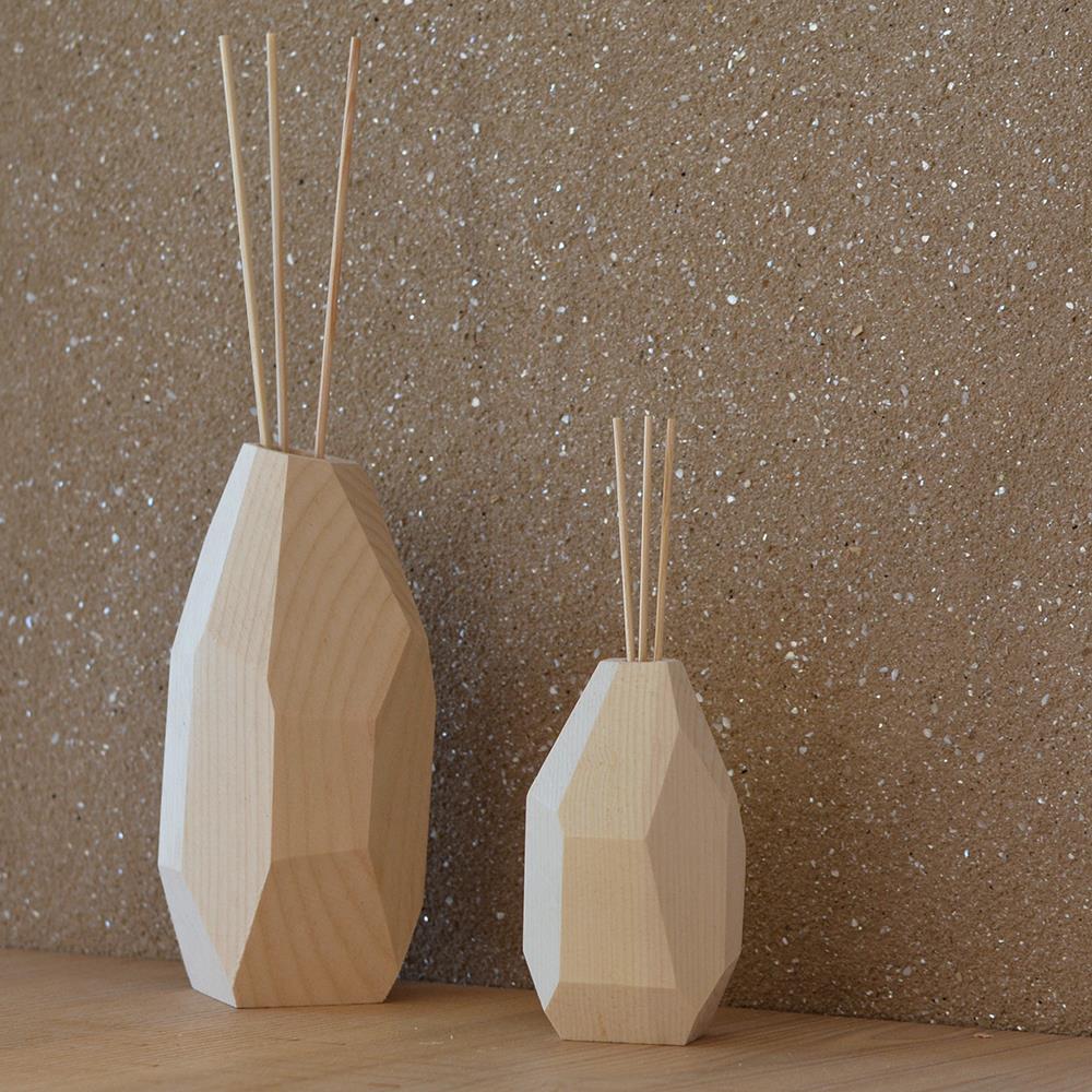 Minimalistischer Woodstone Duftträger von Demi Art – handgefertigt in Südtirol. Naturbelassenes Holzobjekt für  Raumdüfte.