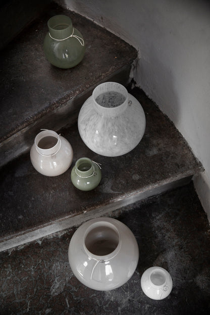 Zeitlose Glasvase von Ernst in sanftem Beige. Ideal für Blumen oder als Windlicht. Hochwertiges Glasdesign im skandinavischen Stil für jedes Zuhause.