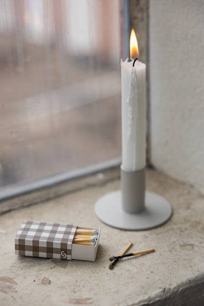 Storefactory Rutan – dekorative Streichholzschachtel mit Karomuster. Praktisch, stilvoll und perfekt für gemütliche Wintermomente.