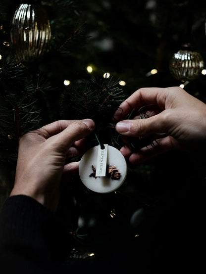 Eleven People Set „X’MAS“ – Handgefertigte Duftkerze & Lufterfrischer. 100 % Sojawachs, vegan & phthalatfrei – perfekt als Weihnachtsgeschenk.