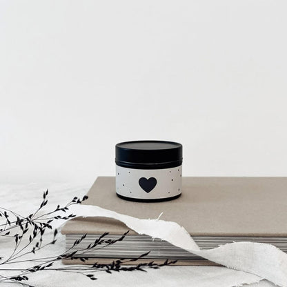 Kleine Duftkerze mit Herzmotiv schwarz