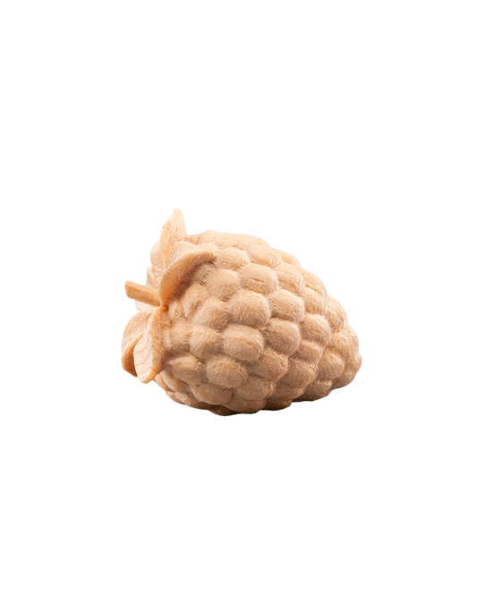 Himbeere aus Zirbenholz handgeschnitzt