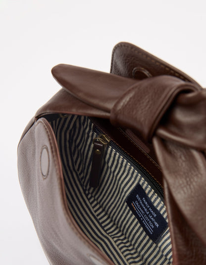 O My Bag Coco Croissant – Handtasche aus Soft Grain Leder mit Bow Handle & Crossbody Strap. Pariser Charme trifft auf praktische Eleganz.