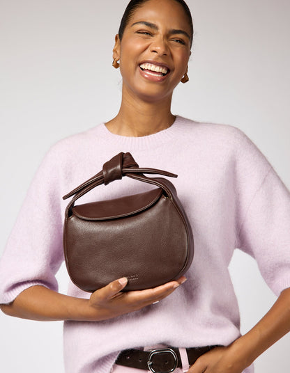 O My Bag Coco Croissant – Handtasche aus Soft Grain Leder mit Bow Handle & Crossbody Strap. Pariser Charme trifft auf praktische Eleganz.