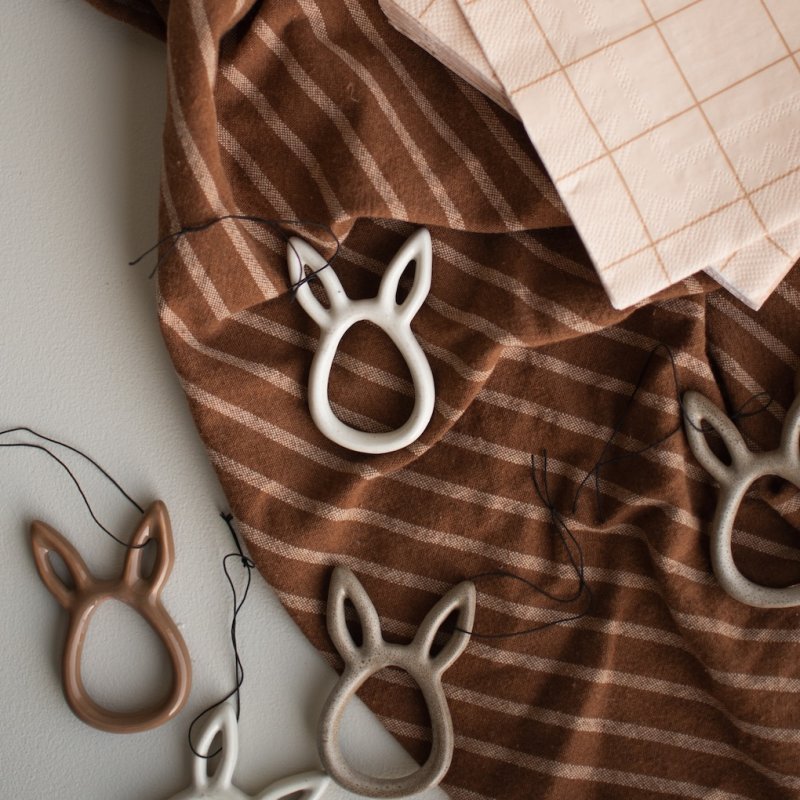 Keramik Hase Osterdekoration skandinavisch