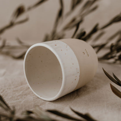 Eulenschnitt Becher Oma – hochwertiger Keramikbecher mit Aufschrift. Praktisch, schlicht,  liebevoll und perfekt als Geschenk.