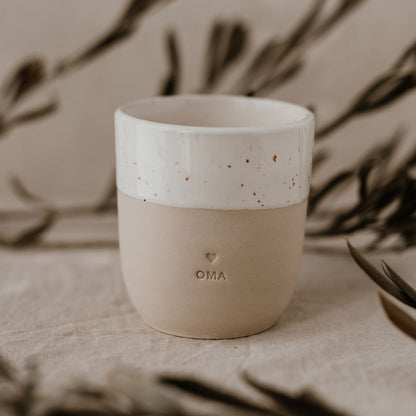 Eulenschnitt Becher Oma – hochwertiger Keramikbecher mit Aufschrift. Praktisch, schlicht,  liebevoll und perfekt als Geschenk.