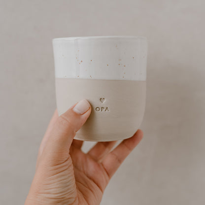 Eulenschnitt Becher Opa – Keramikbecher mit Aufschrift. Hochwertig verarbeitet, handgemacht & spülmaschinenfest.